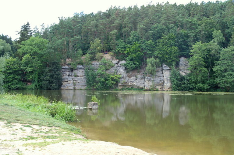 Pohled na rybník Harasov. FOTO: Horakvlado/ Creative Commons/ CC BY-SA 4.0