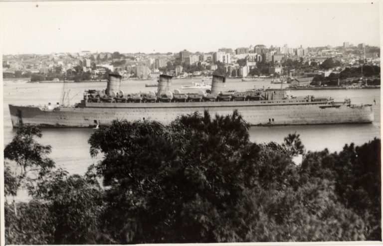 Operátoři přijímače Chopmist včas varují loď Queen Mary před ponorkou. Foto: State Library of New South Wales / Creative Commons / volné dílo