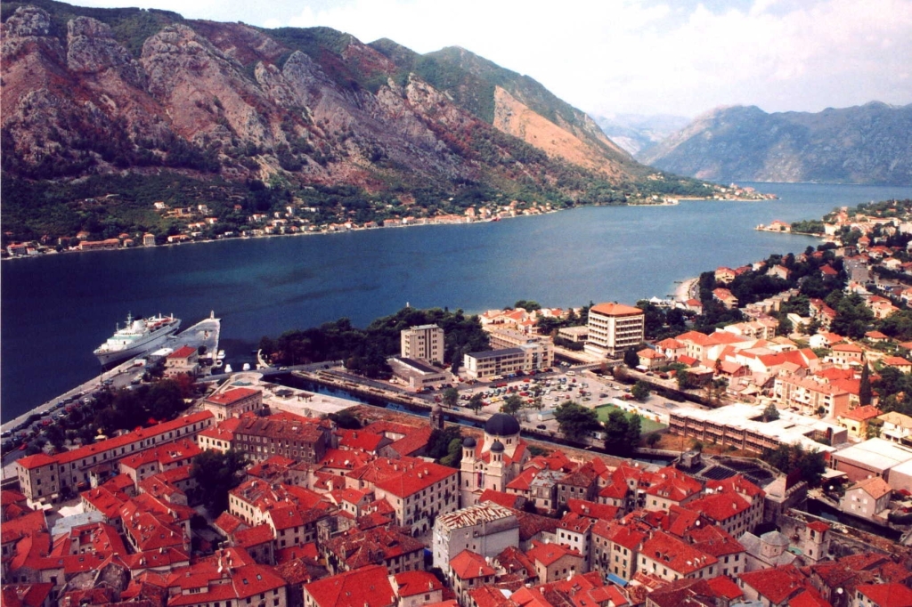 Pohled na město Kotor v Boce Kotorské.  