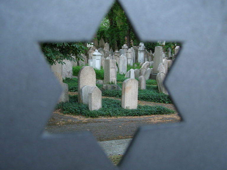 Když je Starý židovský hřbitov plný, přichází na řadu Nový židovský hřbitov na Žižkově. Foto: Michal Kmínek / Wikimedia commons - CC BY-SA 3.0