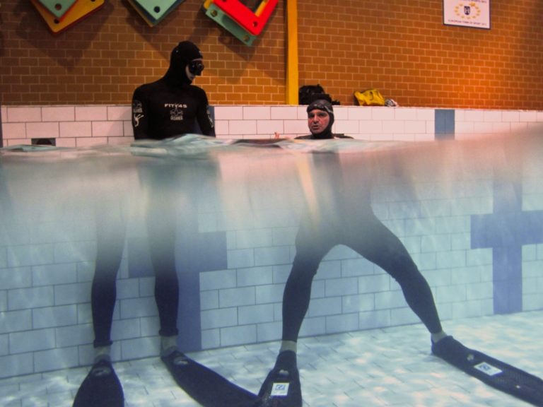 Trénink freedivingu v prostředí plaveckého bazénu.