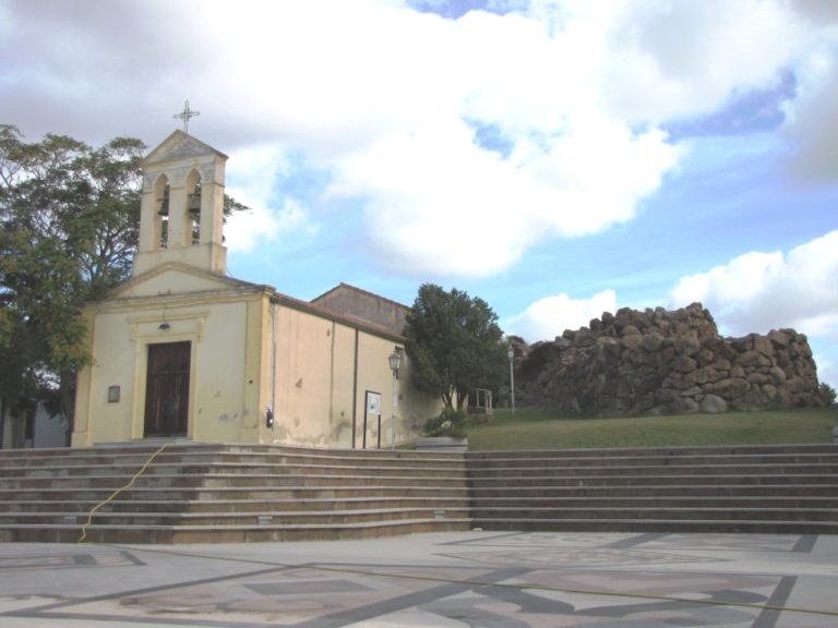 Vlevo křesťanský kostel, vpravo megalitický nuragh.