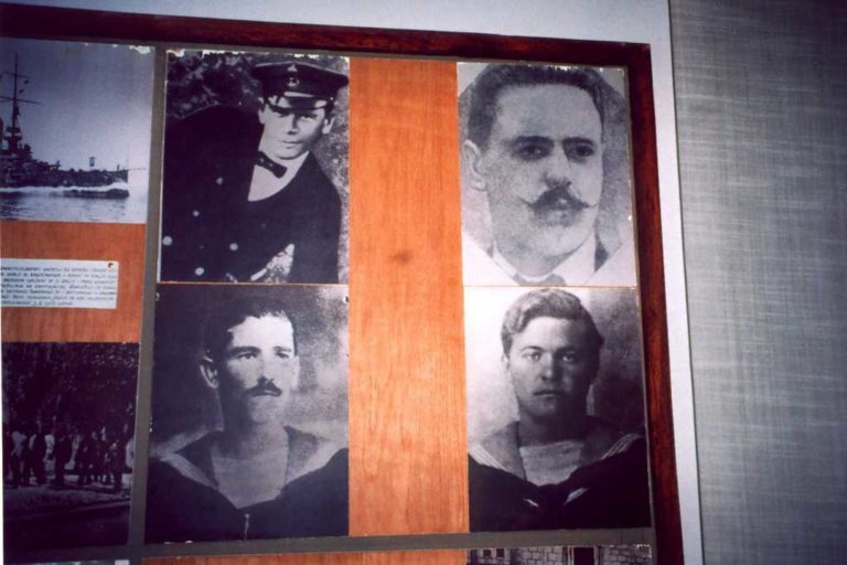 Čtveřice popravených námořníků. František Rasch na horním levém snímku. (fotografie informačního panelu Námořního muzea v Kotoru).