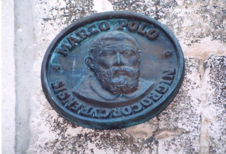 Marco Polo Nigrocorcyrensis. Nápis na pamětní plaketě nepřipouští v očích Chorvatů pochybnost. Marko Polo byl z Černé Korkyry, jak se také dříve Korčula označovala.