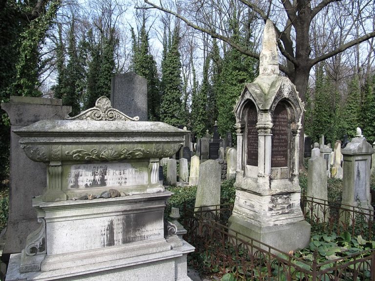 Nový židovský hřbitov na Olšanech stojí za návštěvu. Překrásné hrobky dokreslují genia loci. Foto: Vlach Pavel / Wikimedia commons - CC BY-SA 4.0