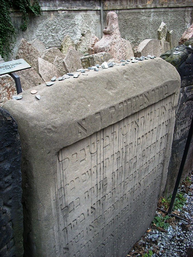 Pomník Avigdora Kara, nejstarší náhrobní kámen na hřbitově. Foto: Geof / Creative Commons – CC-BY-SA-3.0