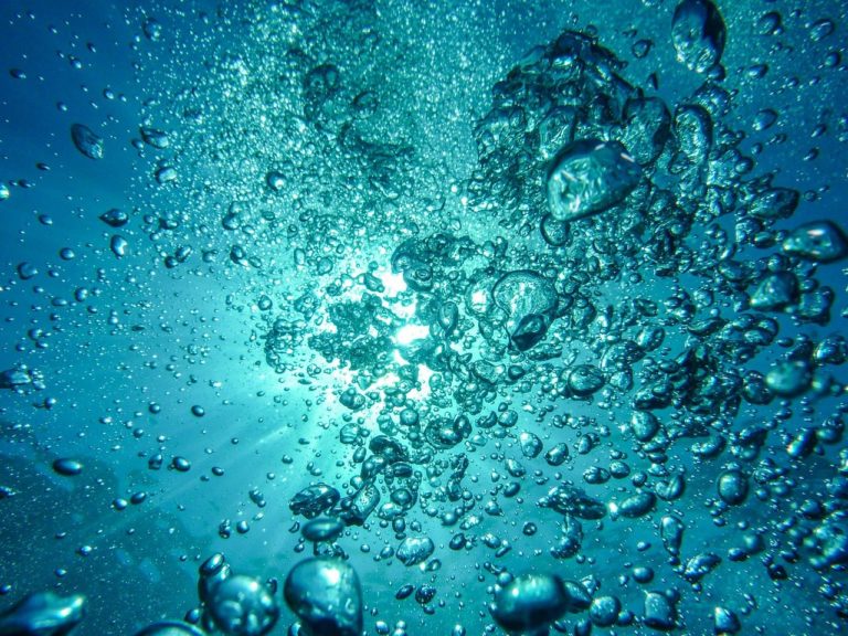 Prodavače Bruce Kelleyho začne zničehonic trápit silná fóbie z vody a uzavřených prostorů. Foto: Pixabay