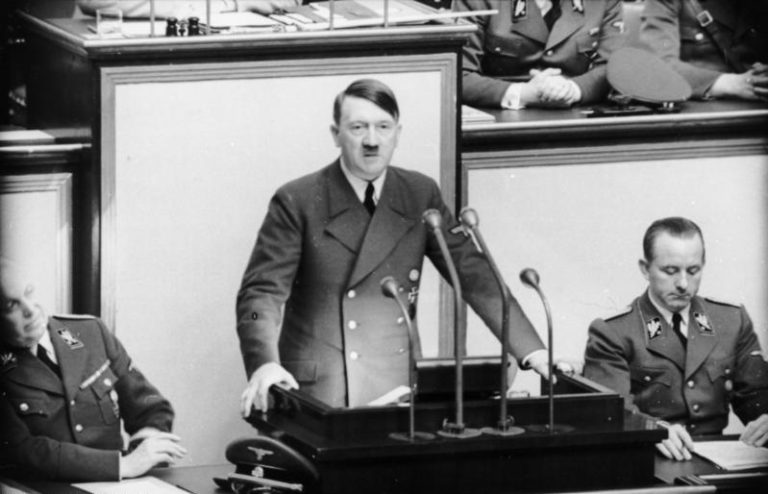 Hitler sice mluví často o vegetariánství, klobásky si ale prý rád dopřeje. Foto: Bundesarchiv, Bild 101I-808-1238-05 / CC-BY-SA 3.0