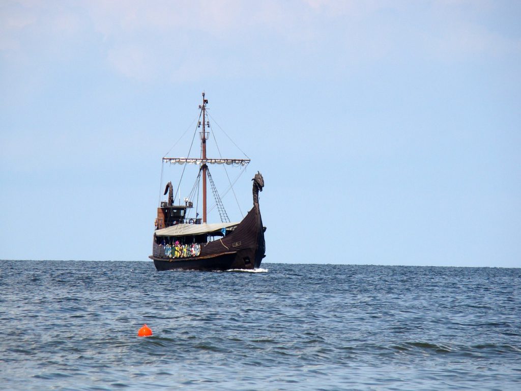 Díky slunečnímu kameni si Vikingové na moři poradili i za oblačného počasí, foto Pixabay