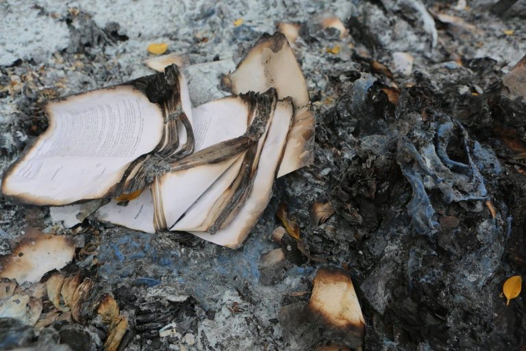 Papír zůstává plameny téměř nedotčen, foto Pixabay