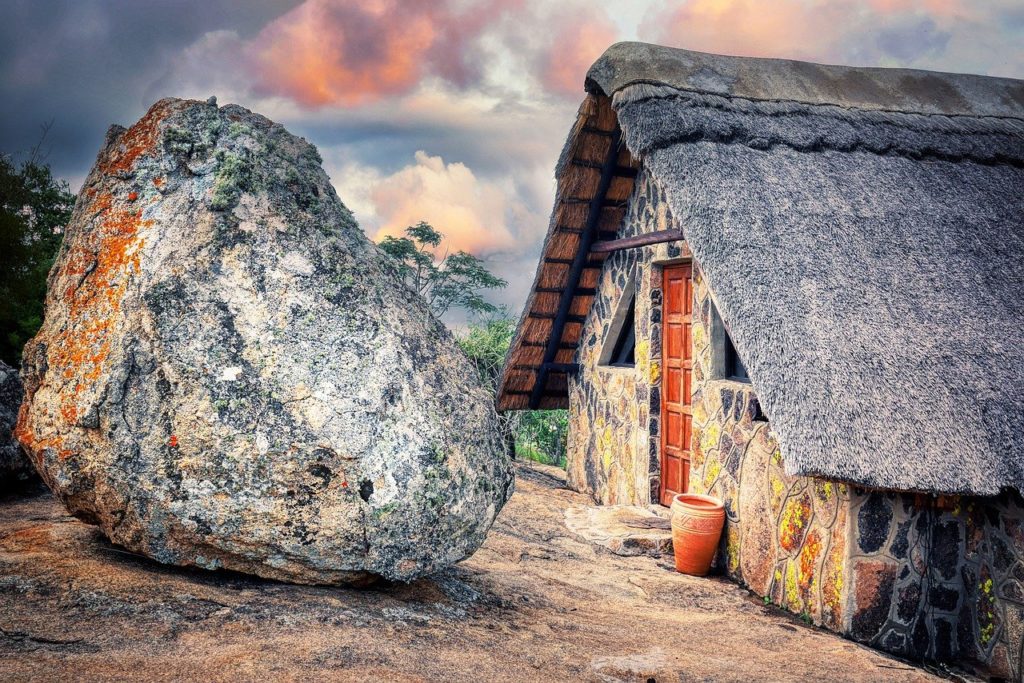 Dům si ocitl pod palbou kamenů, foto Pixabay