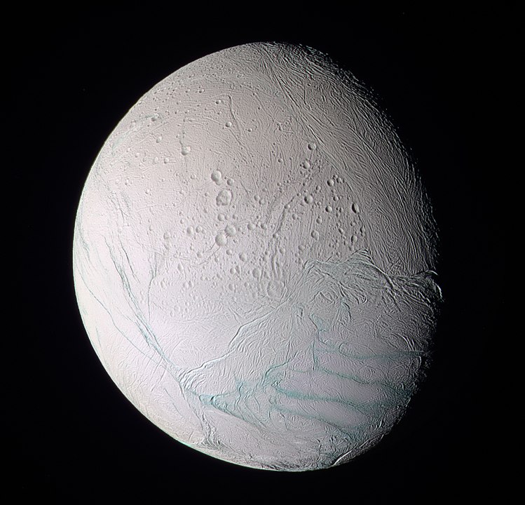 Pod krustou měsíce Enceladus možná existuje život, který ani neví, že za tou ledovou slupkou je celý vesmír. Foto: Kevin Gill / Creative Commons / CC BY 2.0