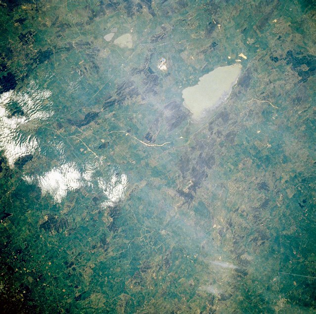 Tajemné jezero pohledem z vesmíru. Foto: Image Science and Analysis Laboratory, NASA-Johnson Space Center - volné dílo 