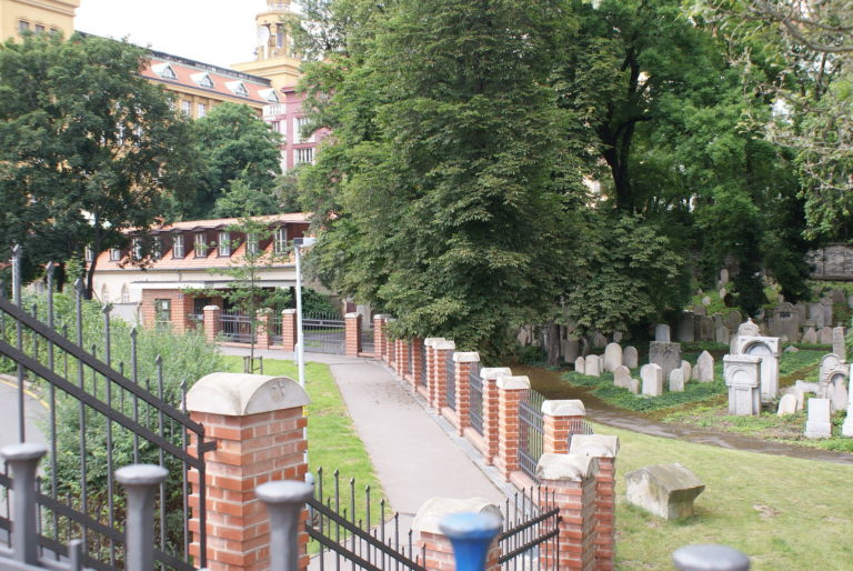 Ve své době patřil žižkovský židovský hřbitov k těm největším. Dnes z něj zbyl jen kousek. Foto: Feťour / Wikimedia commons - volné dílo