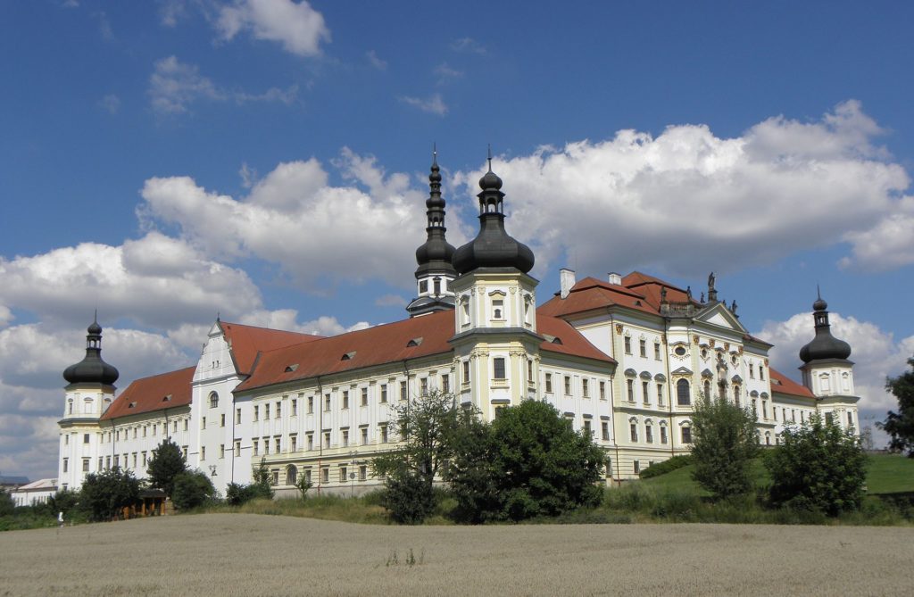 Pohled na klášter Hradisko. FOTO: Tedmek / Creative Commons / Volné dílo