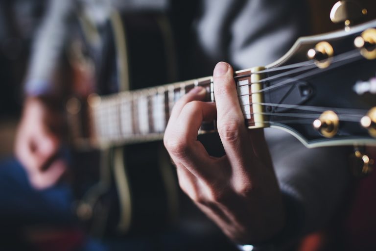 Když Terry začne hrát na kytaru, koule se sama od sebe přidá do rytmu. Foto: Pixabay