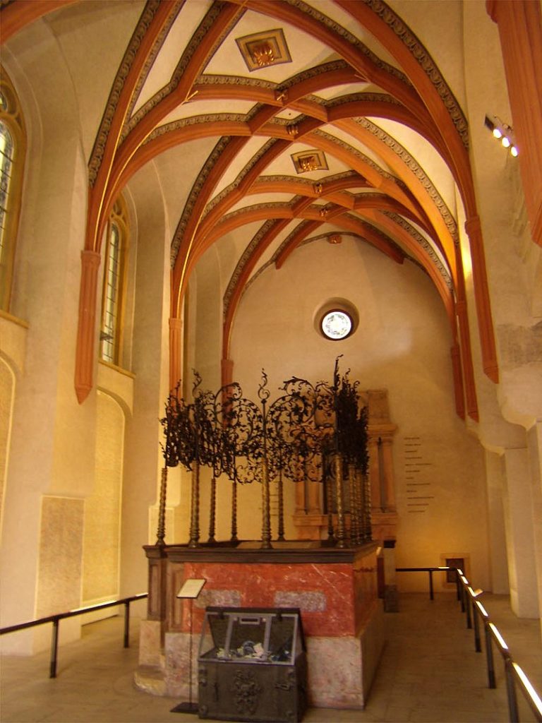 Interiér synagogy, která přežila zbourání celého okolí. Foto: Thomazzo / Wikimedia commons - volné dílo 