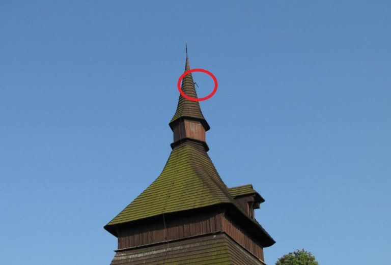 Sekerka je zatnuta ve vrcholových partiích zvoniční věže.