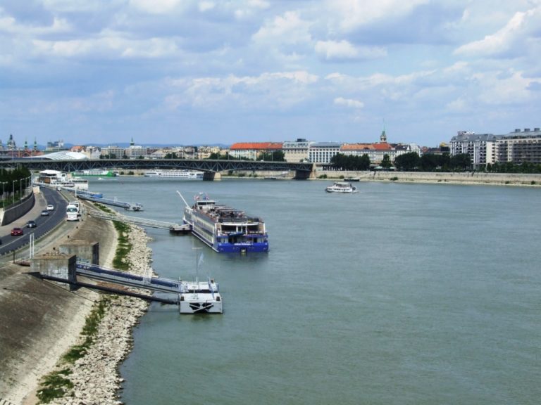 Řeka Dunaj v Budapešti. Hluboko pod zemí se nachází jiná „řeka“, která jakoby mířila až do samotného podsvětí.