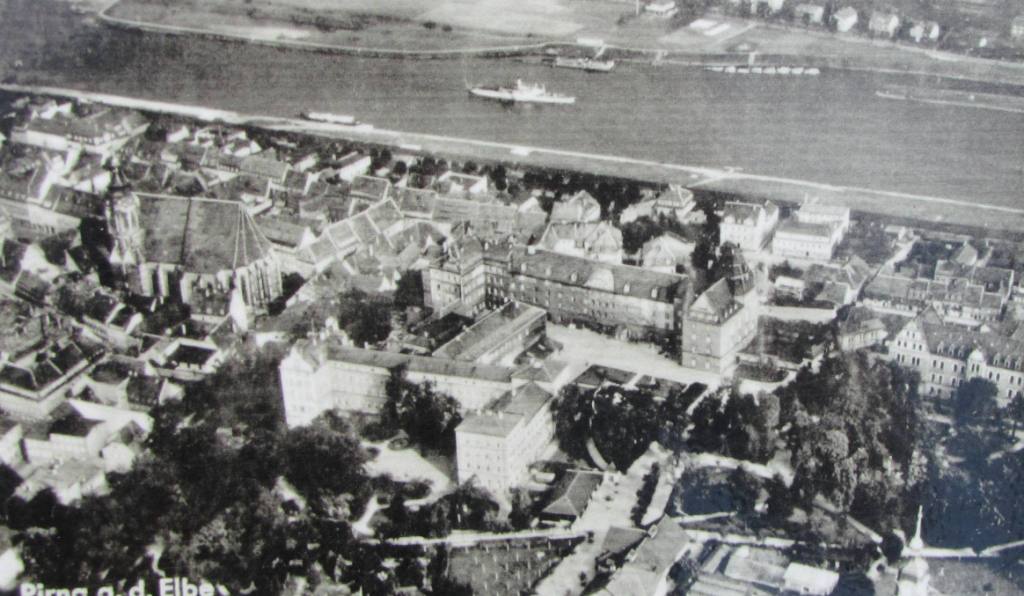 Letecký pohled na město Pirna před druhou světovou válkou (reprofoto z panelu z veřejné prezentace na zámku Sonnenstein, Pirna). 