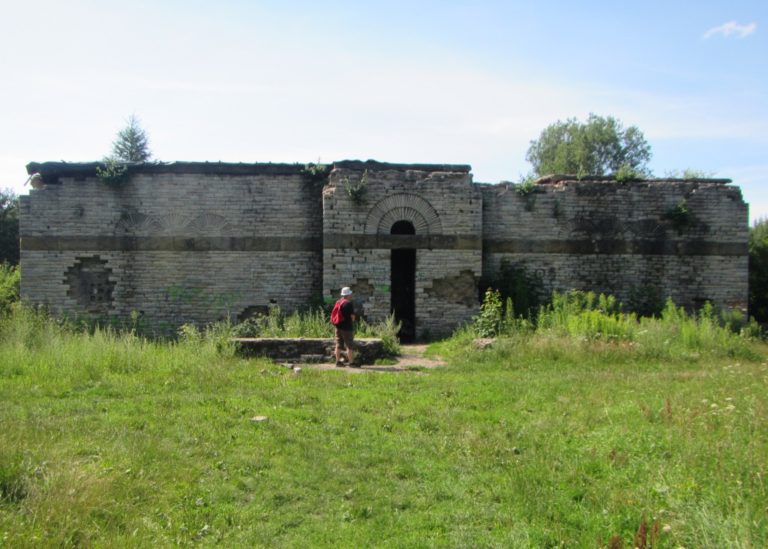 Objekt Totenburgu u Valbřichu je inspirován dávnými pevnostmi v oblasti Mezopotámie, například v Asýrii.