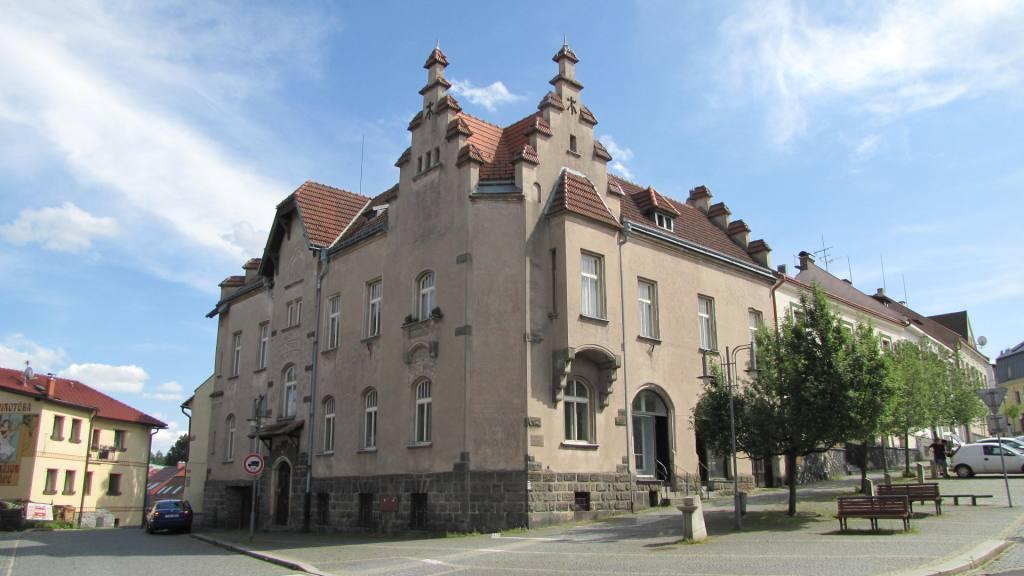 Tvrz se nachází nedaleko městského centra Hlinska v Čechách. 