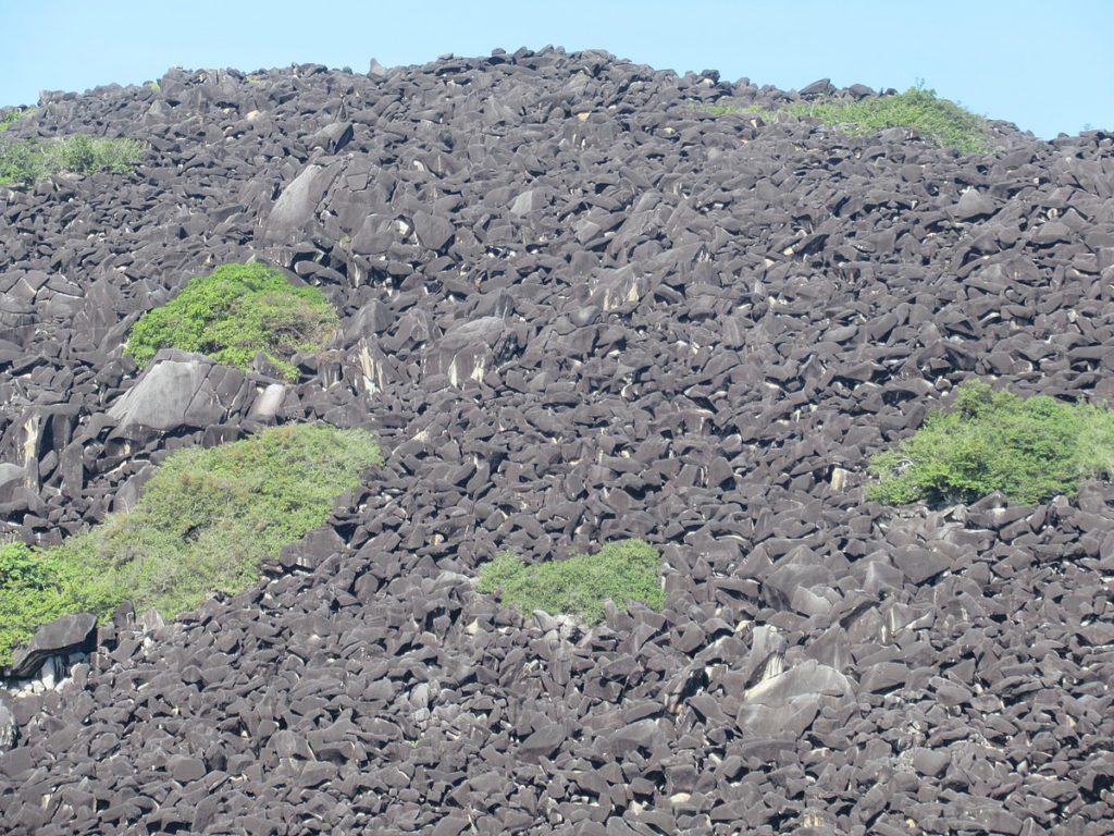 Hora smrti vypadá jako neškodná hromada kamení. Proč tu ale zmizelo tolik lidí? Foto: JulieMay54 / Creative Commons / CC BY 4.0