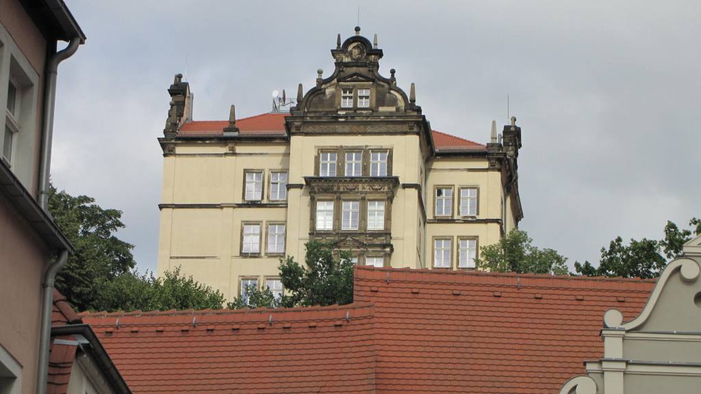Jedna z budov Sonnensteinu při pohledu z historického náměstí města Pirny. 