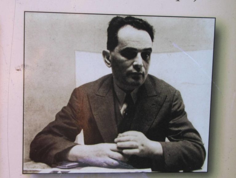 Fotografie Karla Poláčka z období před druhou světovou válkou. (snímek z informační tabule, Rychnov nad Kněžnou, Poláčkovo náměstí).