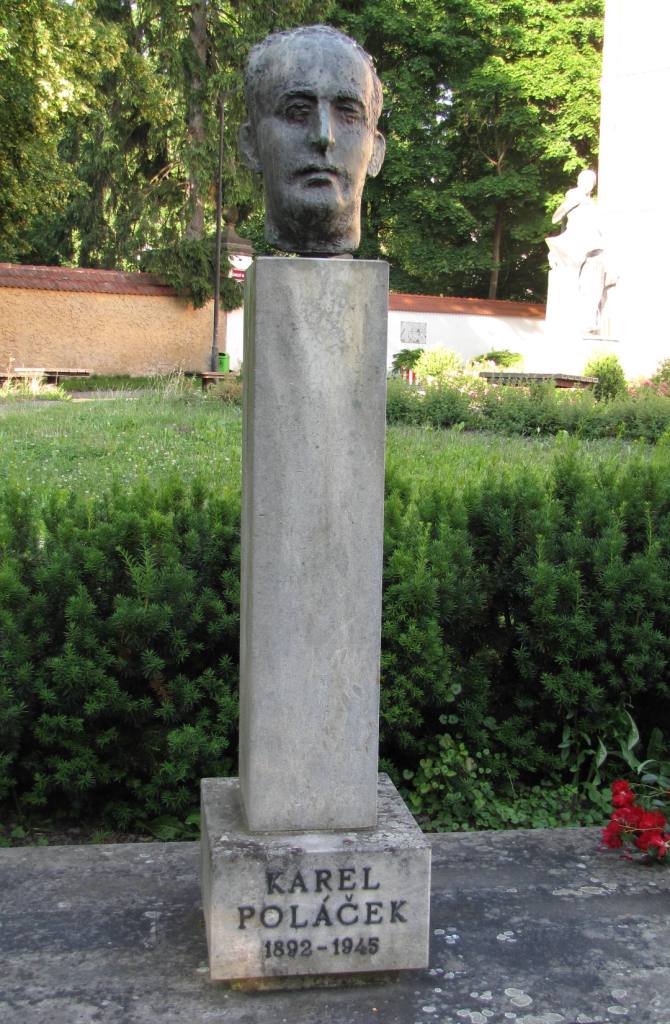 Busta Karla Poláčka v jeho rodném Rychnově nad Kněžnou. 