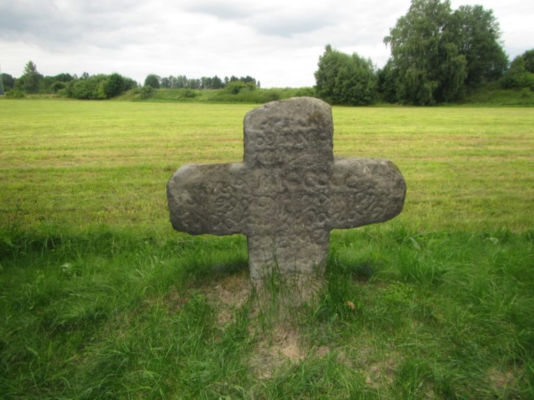 Kamenný kříž (řeckého typu) je považován za jeden z nejkrásnějších v celé České republice.