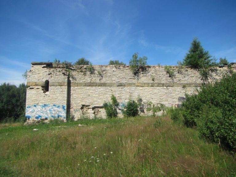 Stěny Totenburgu jsou vysoké šest metrů.