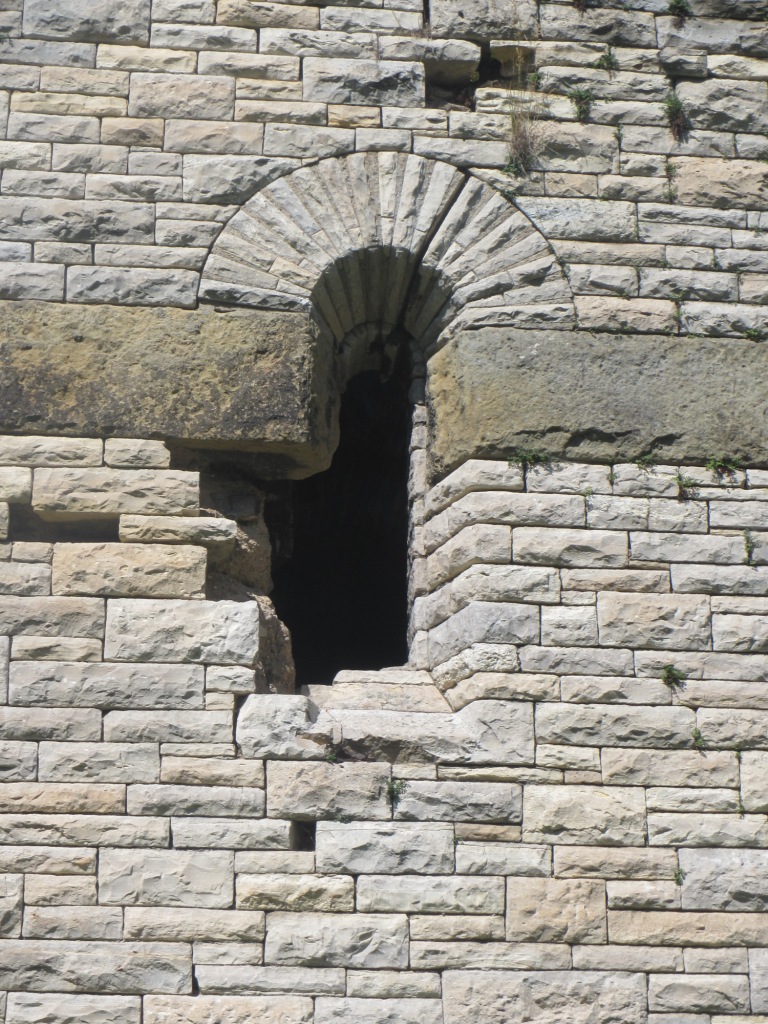 Okna mauzolea připomínají archaické střílny.