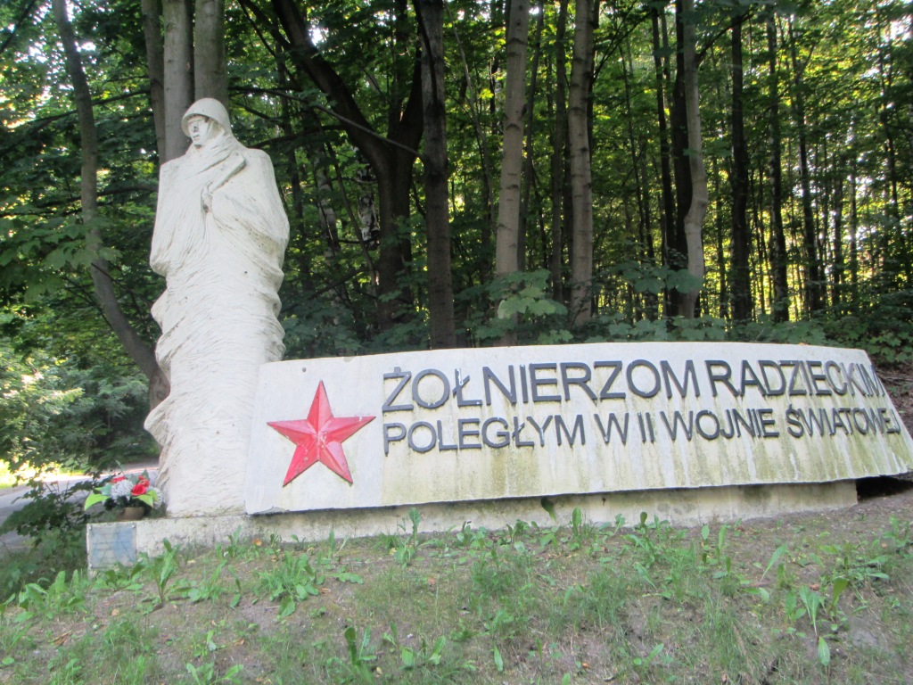 Tečku za problematickým leskem Totenburgu udělal vstup vojsk Rudé armády do Valbřichu. (na snímku hřbitov padlých rudoarmějců nedaleko města)  