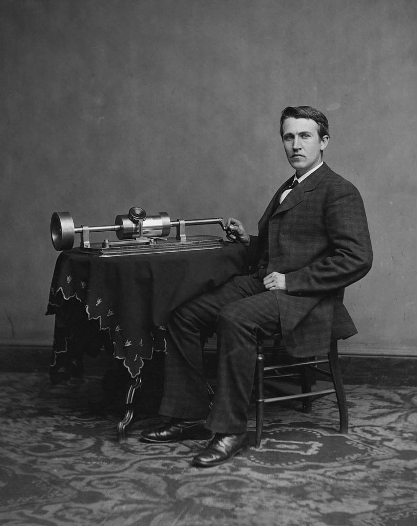 Thomas Alva Edison se sveze na vlně zájmu o spiritualismus a rozhodne se postavit telefon pro kounikaci s duchy. Foto: Pxfuel