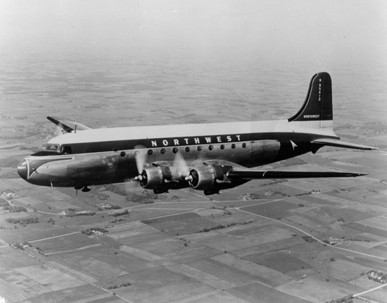 Let 2501 probíhá podle plánu - a pak se stroj DC-4 zničehonic zřítí do jezera Michigan. Foto: San Diego Air and Space Museum Archive / Creative Commons / volné dílo
