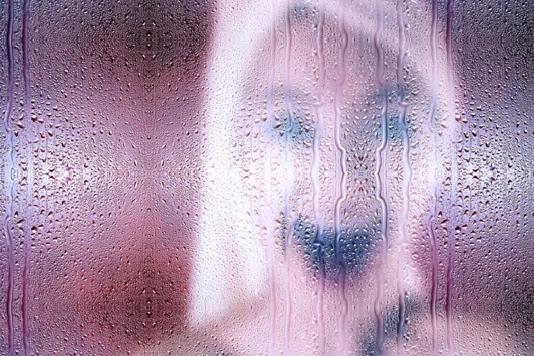 Ženu prý ve sprše napadl duch, foto Pixabay