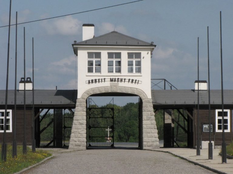 Vstupní brána koncentračního tábora Gross-Rossen.