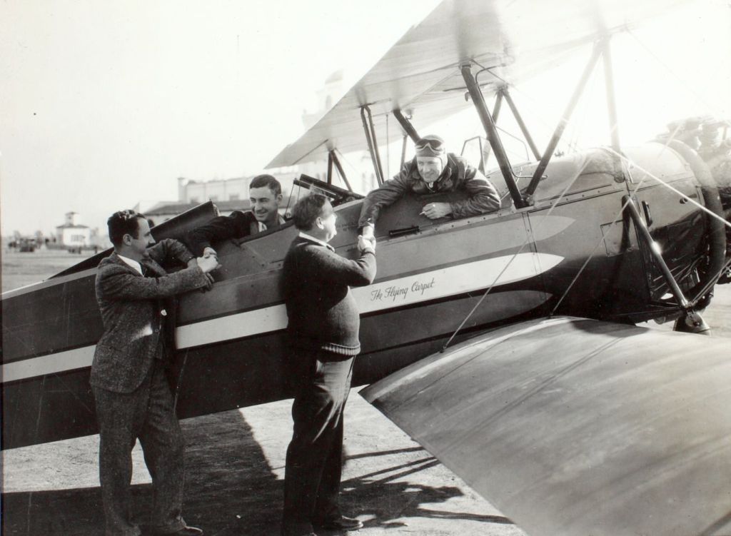 Dvouplošník Létající koberec. Richard Halliburton je na snímku na předním sedadle letadla.  Zdroj foto:  SDASM Archives, No restrictions, via Wikimedia Commons
