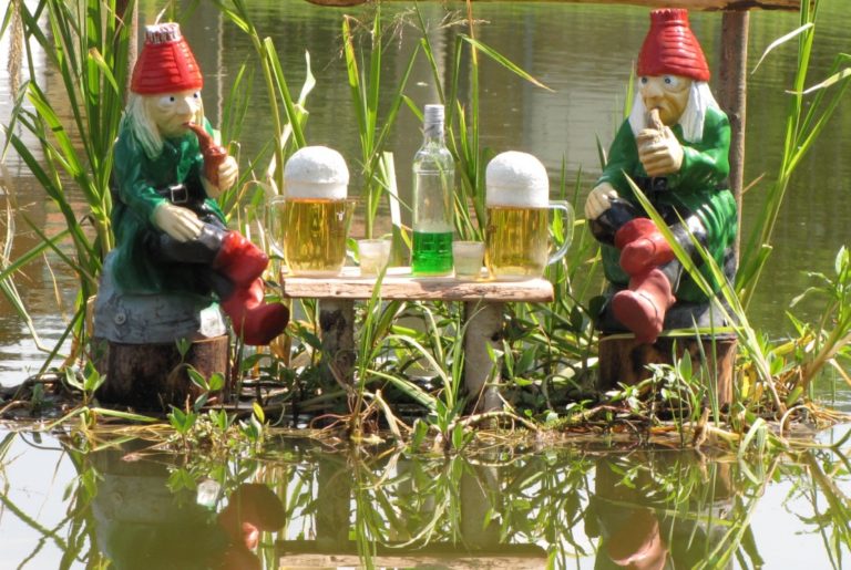 Podle některých skulptur vodníků v české krajině by se mohlo zdát, že se jejich vzhled inspiroval dobráckým sousedem milujícím pivo, tabák a svůj zelený kabátek jako památku na vojenskou službu.