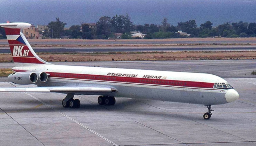 Iljušin Il-62 v barvách Československých aerolinií. Zdroj foto: Peter Ashton, CC BY-SA 2.0 , via Wikimedia Commons