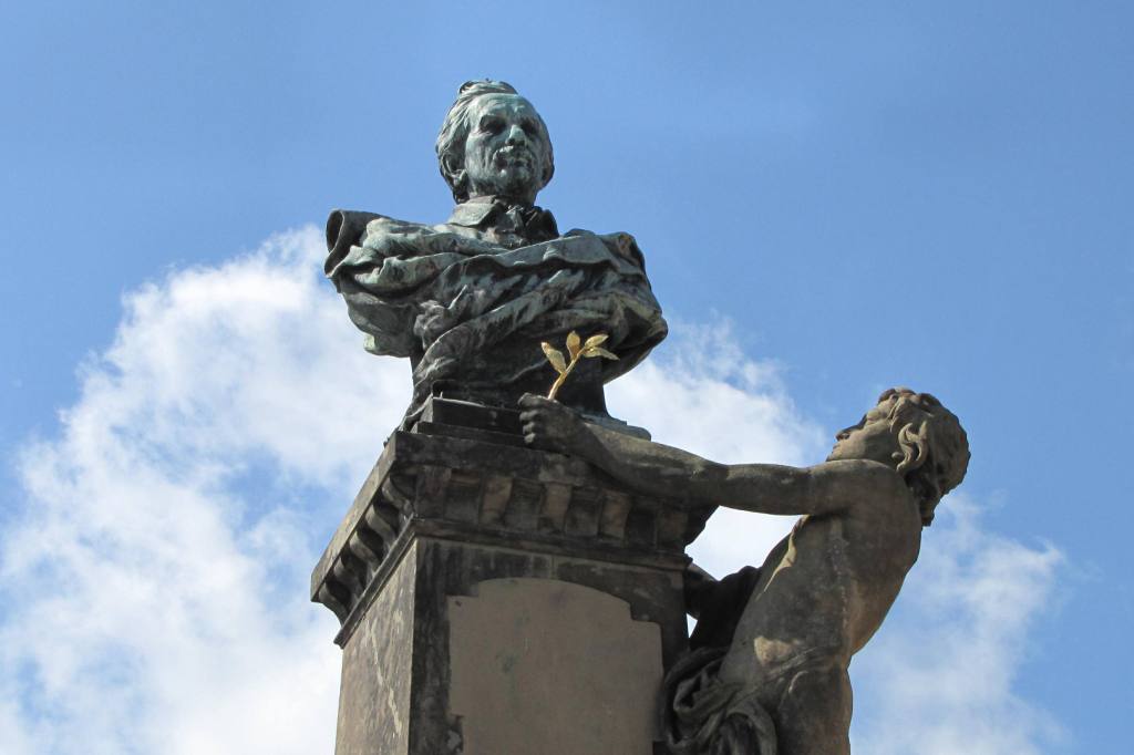 Památník Karla Jaromíra Erbene nese ve vrcholové partii autorovu bustu. 