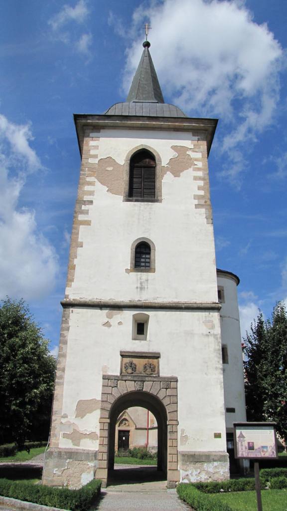 Zvonice je pozůstatkem komendy německého rytířského řádu.