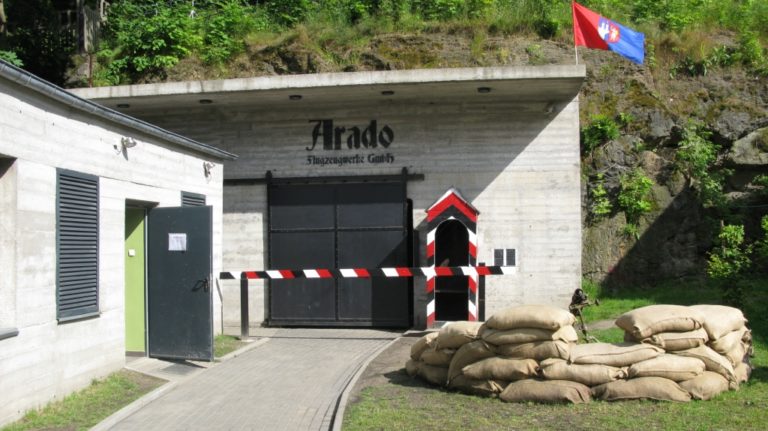 Vchod do podzemní části muzejního areálu Projekt Arado. Zdroj foto: Piotrus, CC BY-SA 3.0 , via Wikimedia Commons