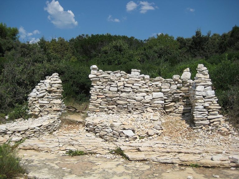 Vykopávky starověkých staveb v osadě Barbariga. Možná jsou to zbytky města Cissa. Zdroj foto: Elmar Zenner, CC BY-SA 4.0 , via Wikimedia Commons