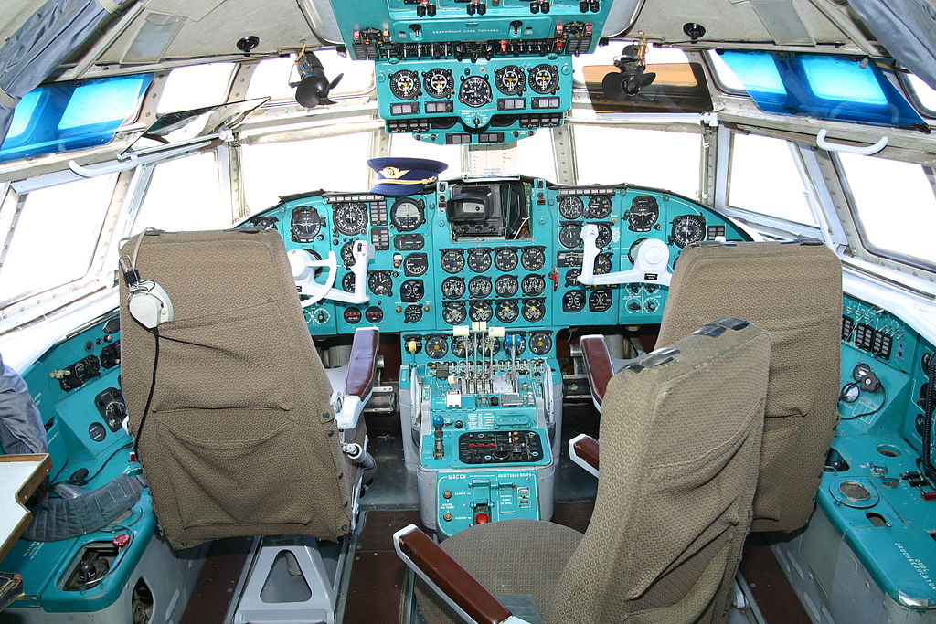 Pohled do kokpitu proudového Il-62. Zdroj foto:  Florian Schäffer, CC BY-SA 2.0 DE , via Wikimedia Commons