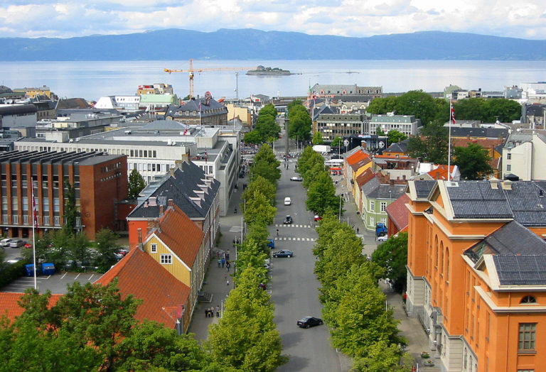 Centrum Trondheimu při pohledu ze střechy katedrály. Zdroj foto: CC BY-SA 3.0 , via Wikimedia Commons