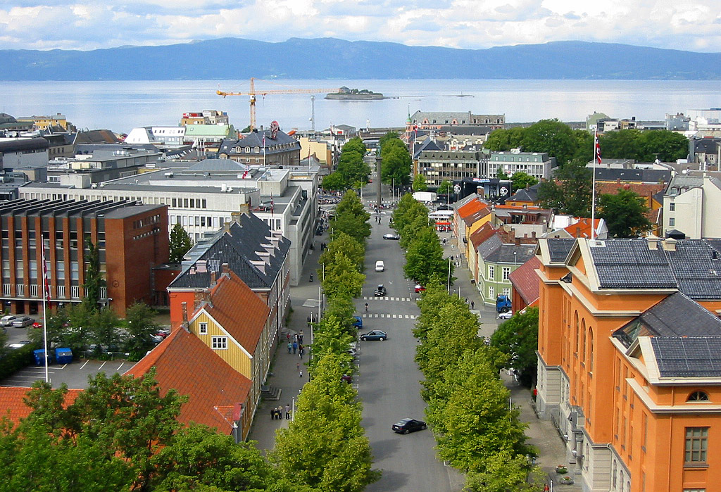 Centrum Trondheimu při pohledu ze střechy katedrály. Zdroj foto:  CC BY-SA 3.0 , via Wikimedia Commons