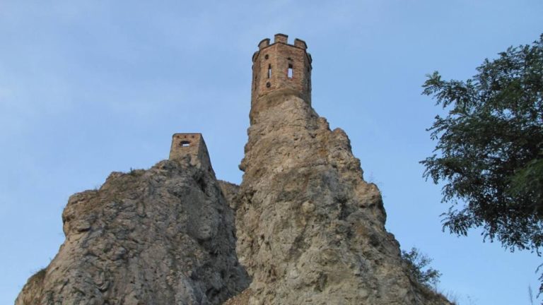 Pohled na Devín od Dunaje. V popředí strážní věžička zvaná Jeptiška. Foto autor