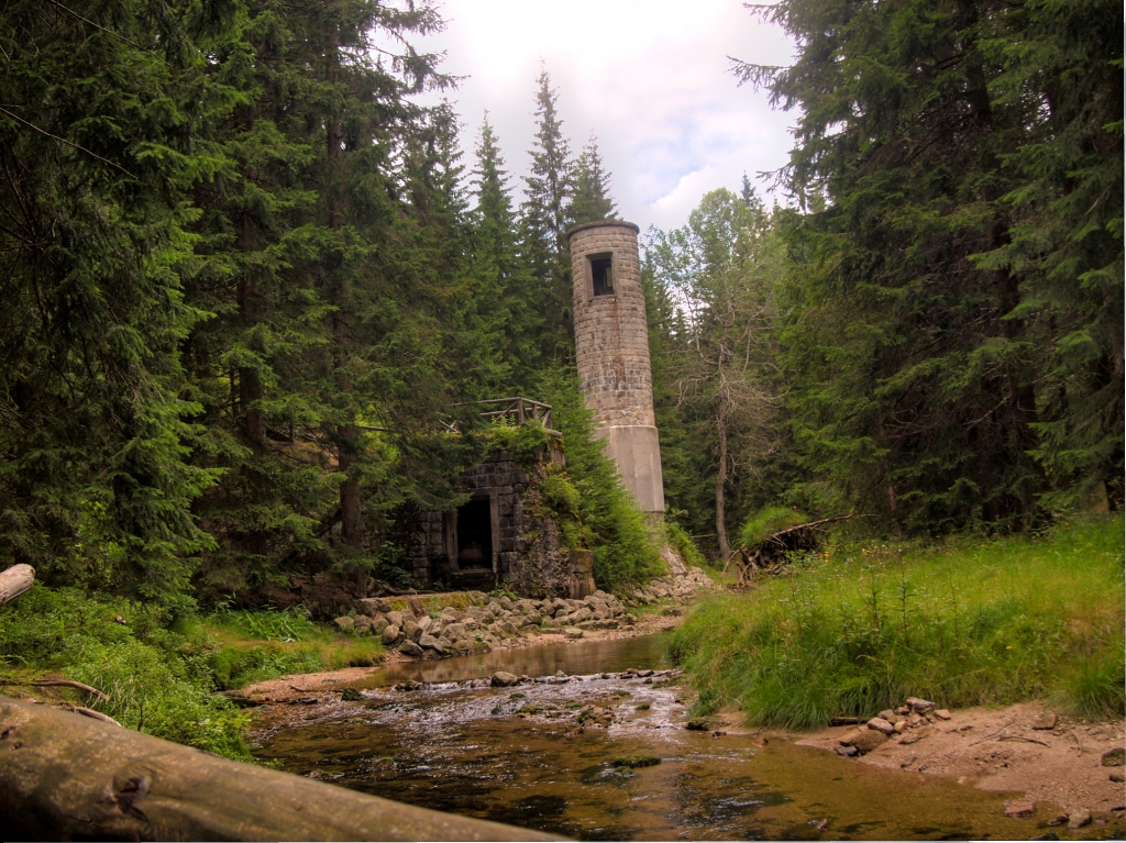 Památník protržené přehrady Desná. Zdroj foto: Honza chodec, CC BY-SA 3.0 , via Wikimedia Commons

 
